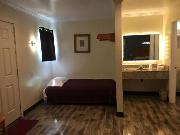 Lincoln Park Motel image 22